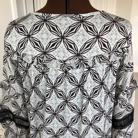 NWOT Floral Top with Ruffles and Lace Trim - Picture 4 of 10